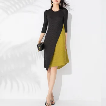 Модное Плиссированное Темпераментное платье Miyake 2023 Новое Свободное платье с круглым вырезом и рукавом 3/4 Средней длины, Контрастные Плиссированные платья для женщин